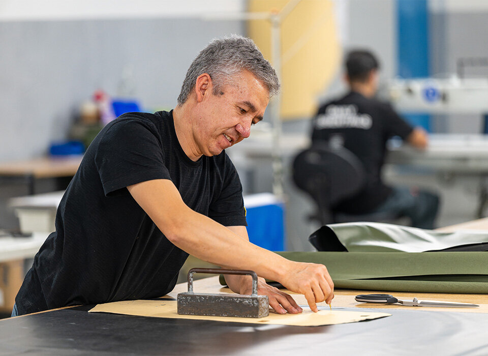 Mitarbeiter bei der Arbeit in der Werkstatt 