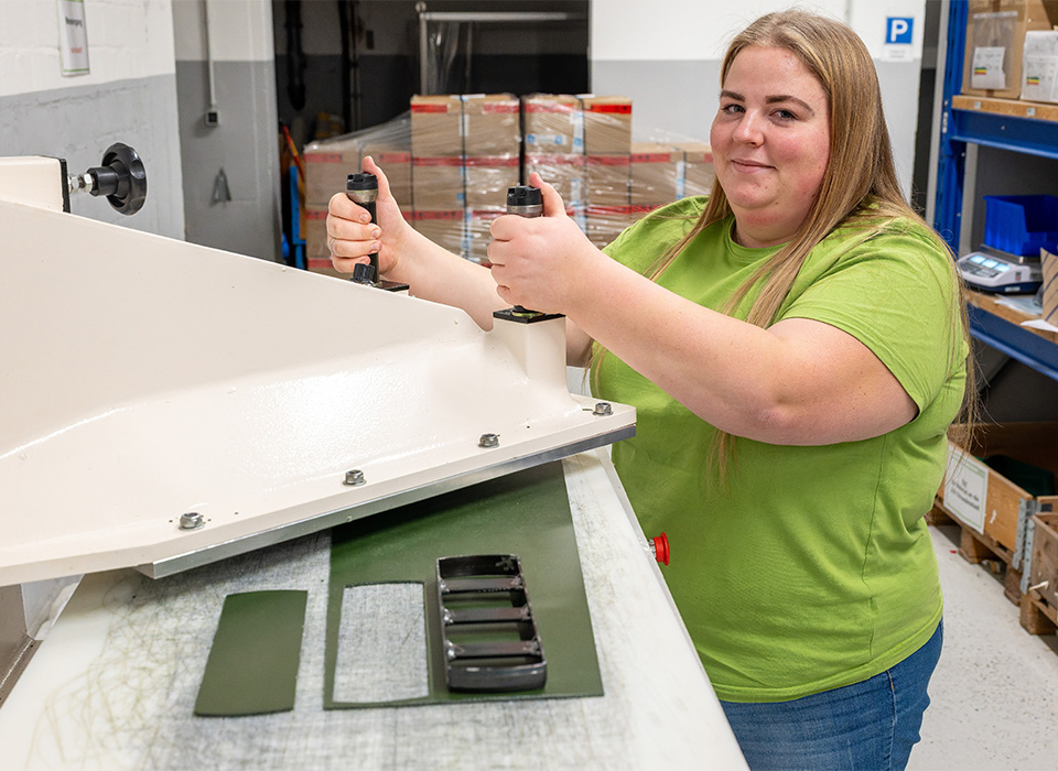 Mitarbeiterin in der Produktion