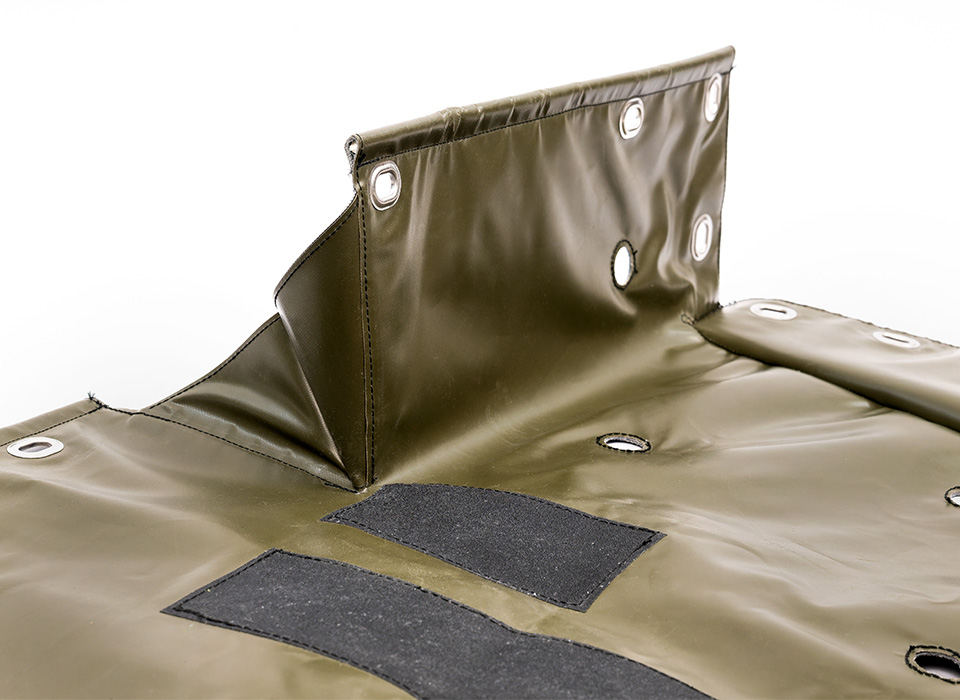 Planen schützen militärische Fahrzeuge